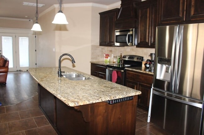 Building Photo - Fantastic home located in West Hill