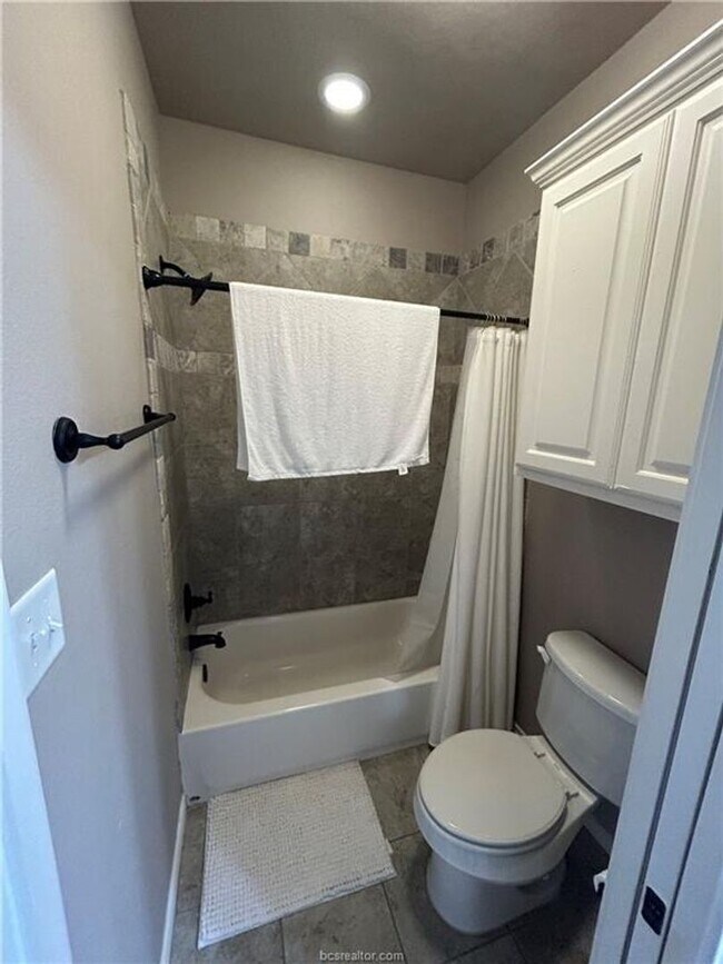 Building Photo - AUGUST MOVE IN!! Beautiful 3 Bedroom Townhome Available for Lease!