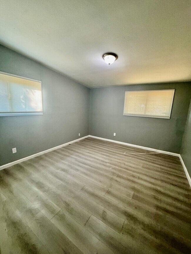 Building Photo - Don’t miss this opportunity!