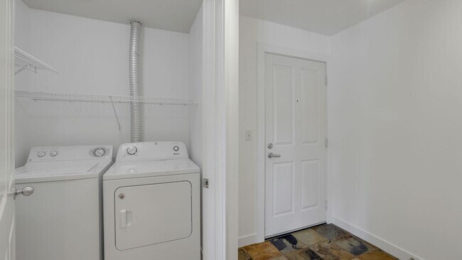 Building Photo - 2bd/1.75ba Bellevue Condo