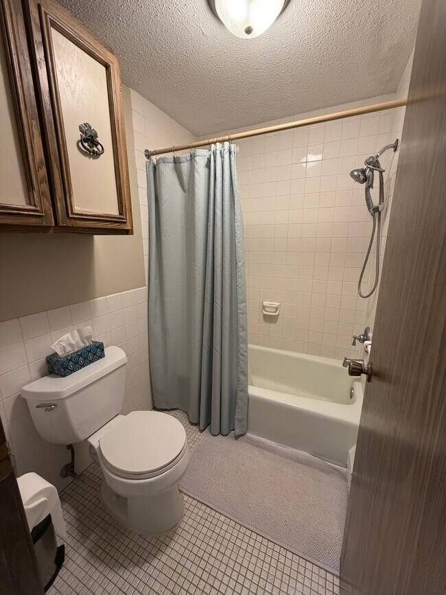 Building Photo - Spacious 2 bedroom in Hopkins