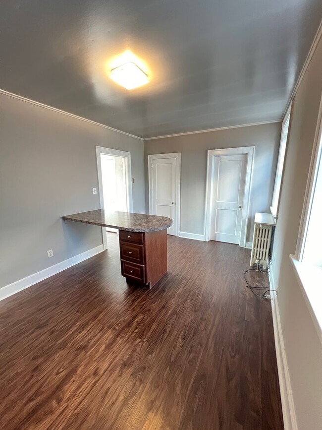 Building Photo - AVAILABLE AUGUST - Remodeled Studio Apartm...