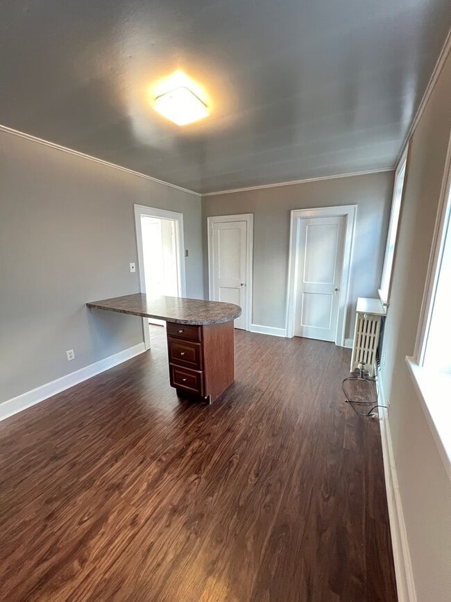 Building Photo - Remodeled Studio Apartment! OPEN AUGUST 1st