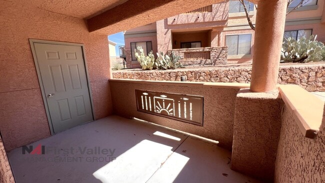 Building Photo - 2 Bedrooms, 2 Baths