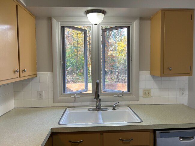 Building Photo - 100 Brittany Dr