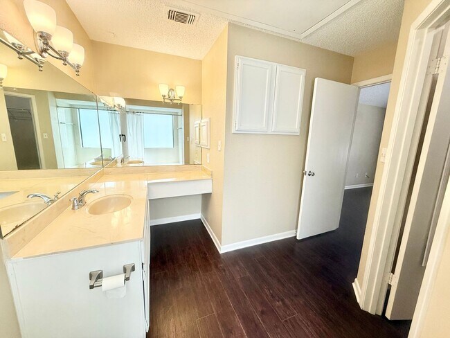 Building Photo - 2-bed/2-bath off Eagles Nest