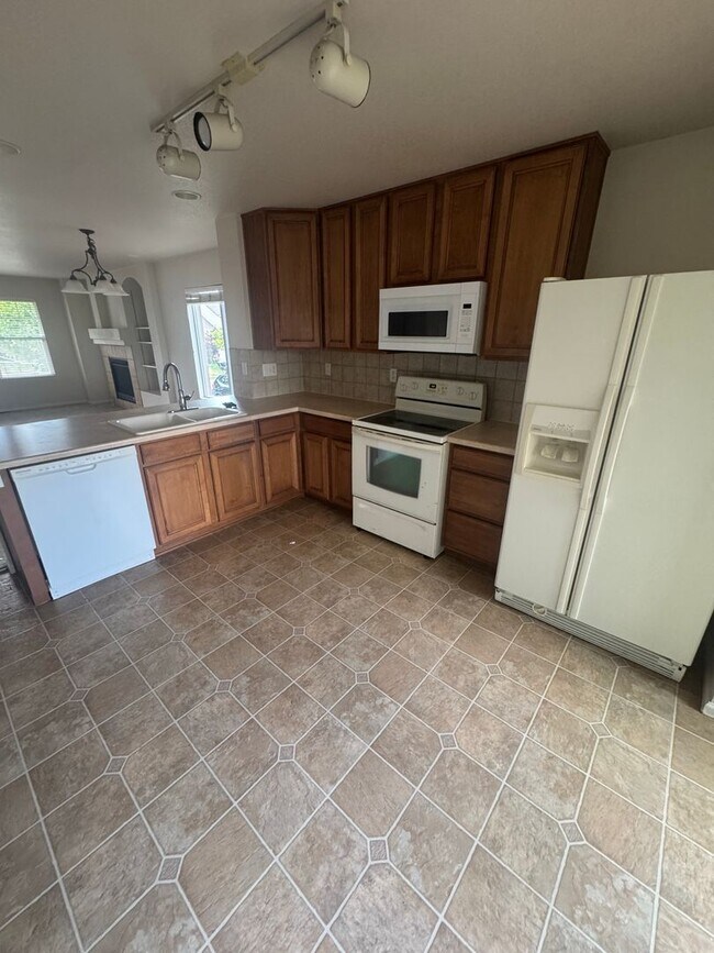 Building Photo - 2127 Mainsail Dr