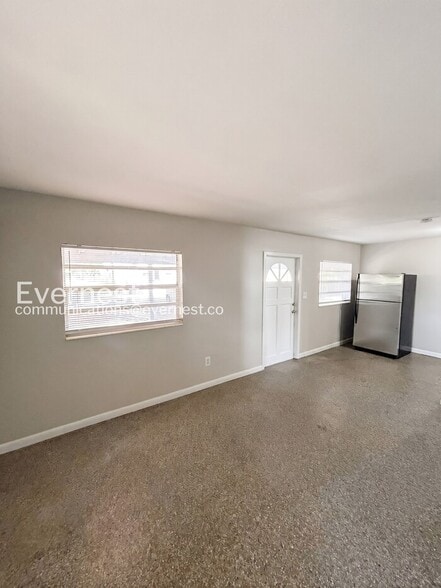 Building Photo - 4207 E Sandalwood Cir S