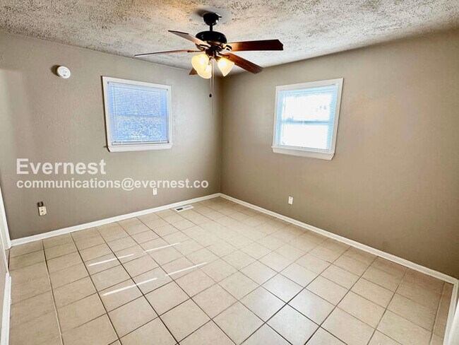 Building Photo - 3-Bed, 1.5-Bath Home with Garage / Pet-Friendly / Available now!