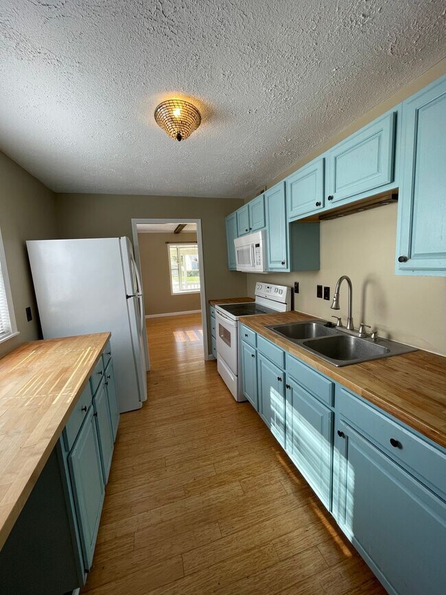 Building Photo - MOVE IN READY - Vinton Neighborhood