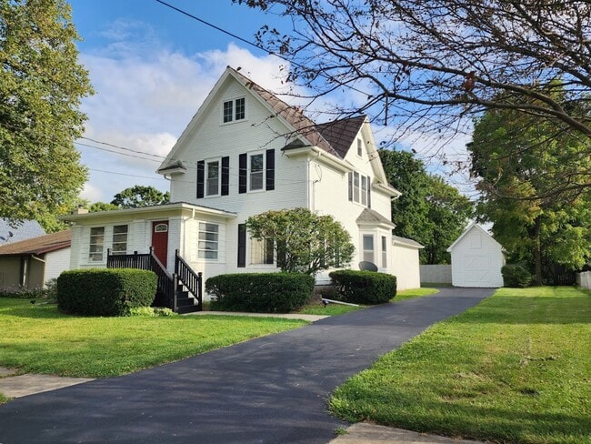 Primary Photo - 104 E Washington St