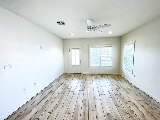 Building Photo - 613 E Center St