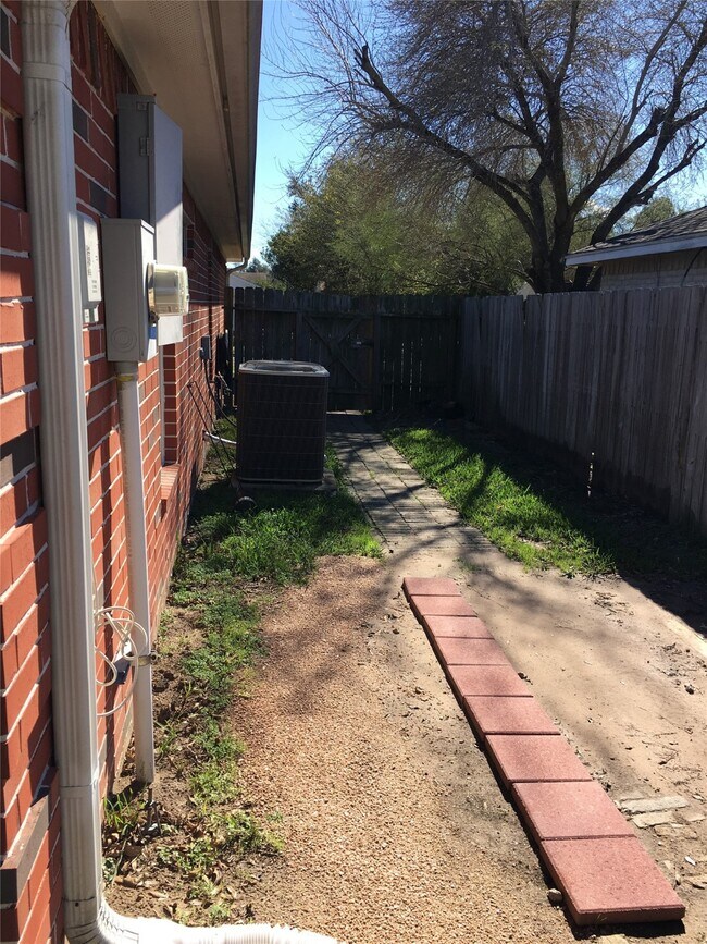 Building Photo - 10802 Heatherford Dr