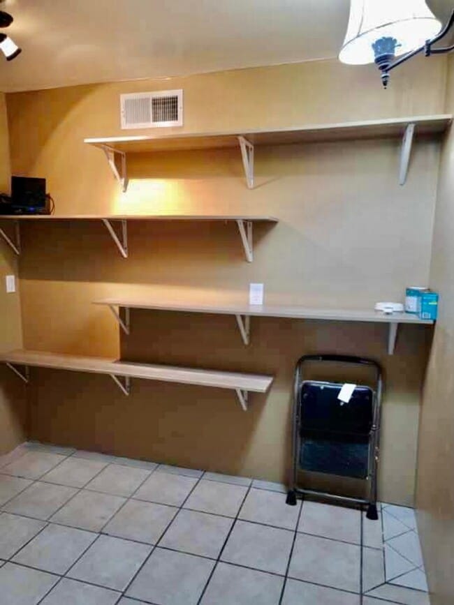 Building Photo - Perfect for a traveling nurse or other professional!  High end fully furnished 1bdrm, 1.5 bath un...