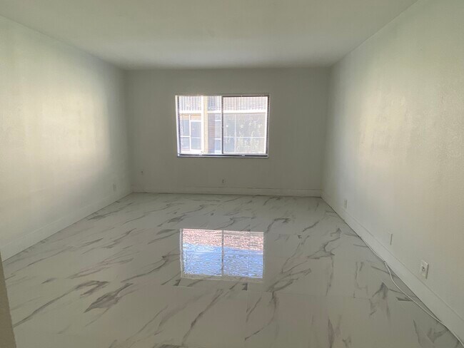 Building Photo - 158 Lakeview Dr