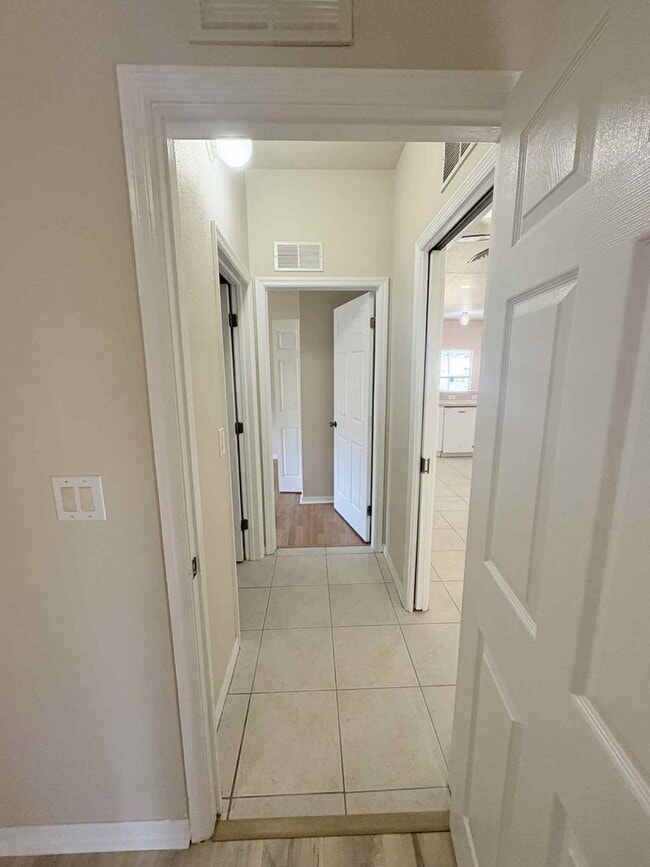 Building Photo - Charming 3-Bedroom 2 Bathroom and Garage in Lehigh Acres