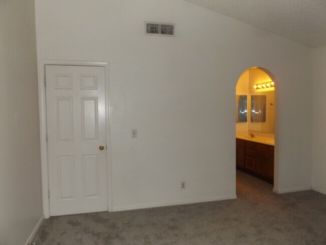 Building Photo - AVAILABLE NOW IN AHWATUKEE!!!