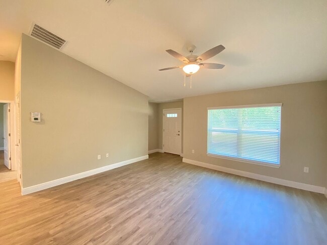Building Photo - Custom Home - Desirable SE Ocala Neighborhood 3/2/2 **Won't Last**