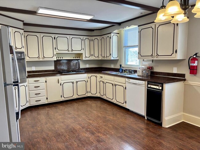 Building Photo - 659 N Main St