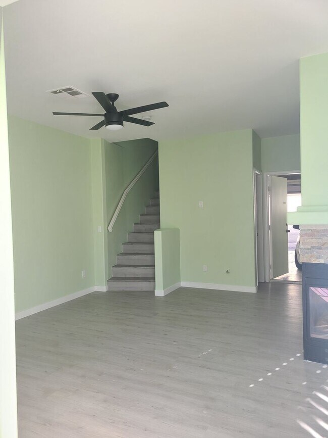 Building Photo - 3 BDRM 2.5 BATH GATED TOWNHOME