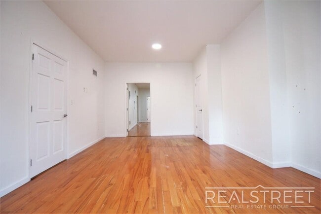 Building Photo - NO FEE! 3 BED 1.5 BATH DUPLEX in Stuyvesan...