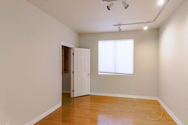 Building Photo - 4 Bedroom, Queens Ridge Guard Gated Commun...