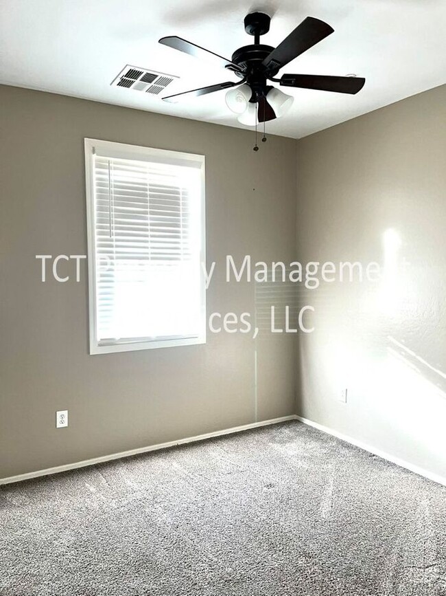 Building Photo - 3 Bedroom Townhome in Power Ranch!