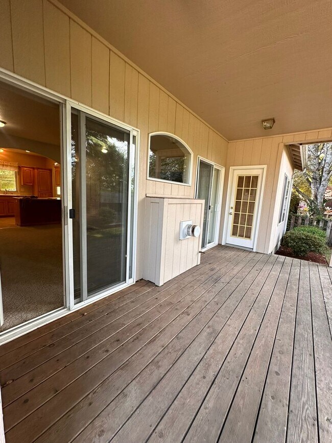 Building Photo - River Road Craftsman Style Home