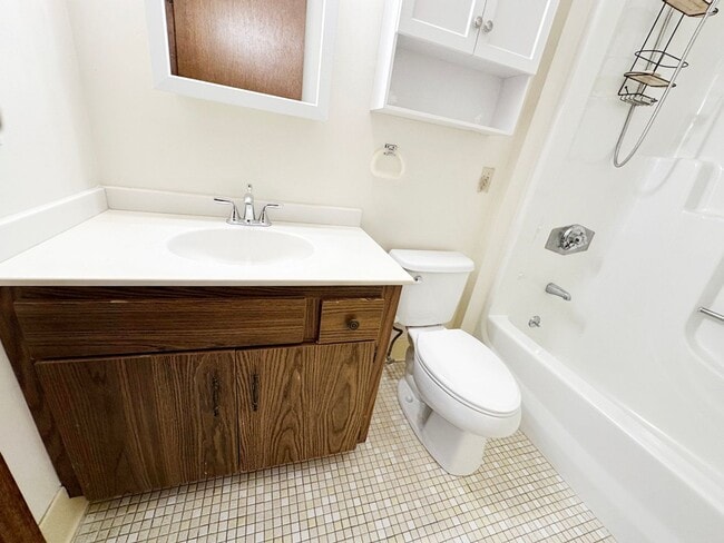 Building Photo - Holden: 2 Bed 1 Bath, Heat & Hot Water Inc...