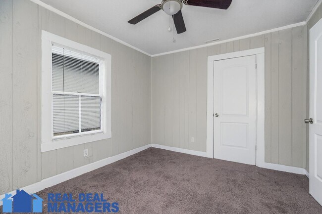 Building Photo - Charming 3-Bed Home - new paint, carpet an...