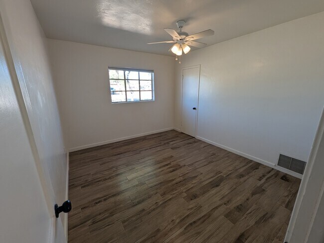 Building Photo - 5034 E 17th St