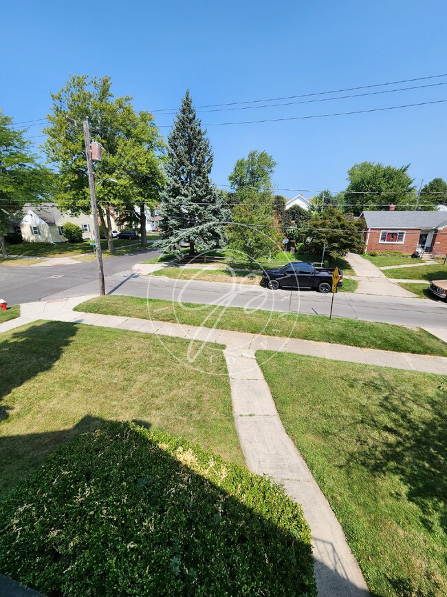 Building Photo - Charming Upper Duplex ready for you to cal...
