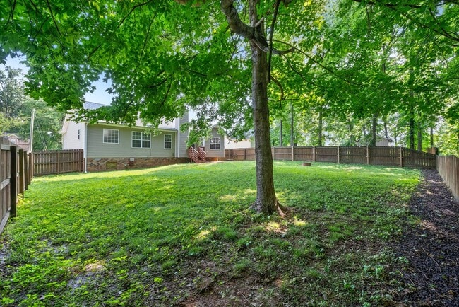 Building Photo - Pet Friendly Three Bedroom with Bonus!