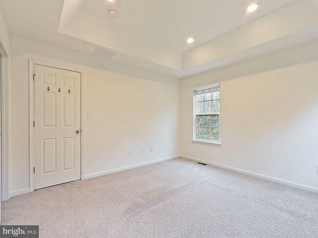 Building Photo - 523 Chestnut Ct