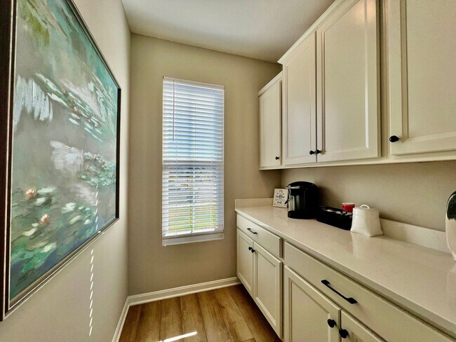 Building Photo - Fully Furnished Executive Miamisburg Home