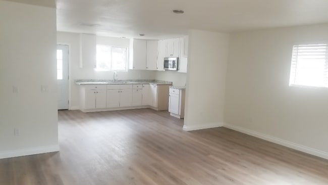 Building Photo - 812 N Main St