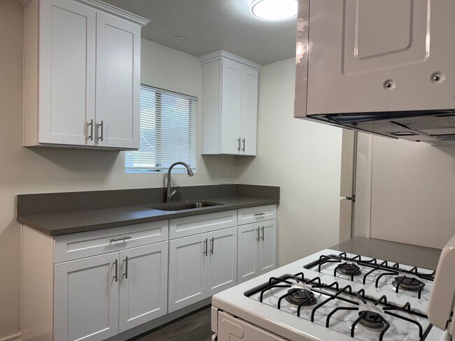 Building Photo - 2028