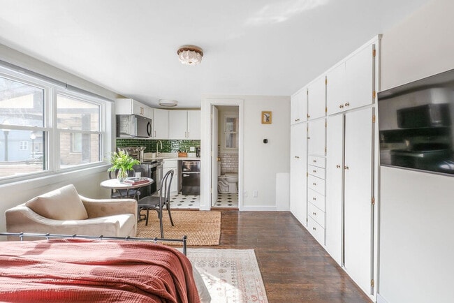 Building Photo - 113 S Henry St