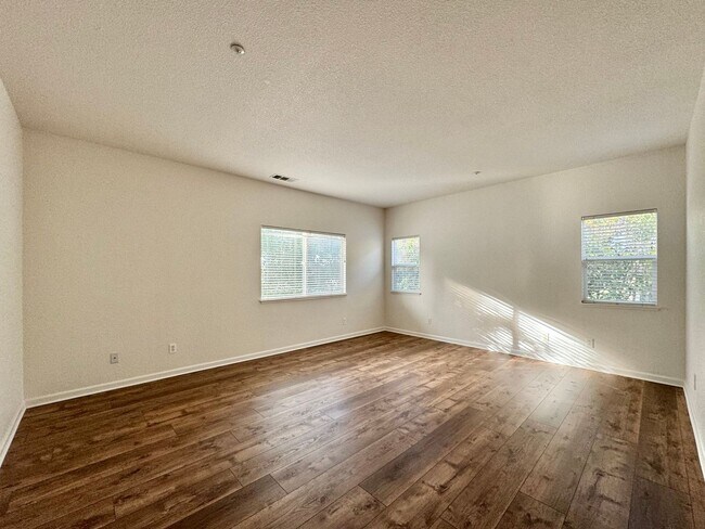 Building Photo - 3 Bedrooms, 2 1/2 Bathrooms, Serene Napa Setting