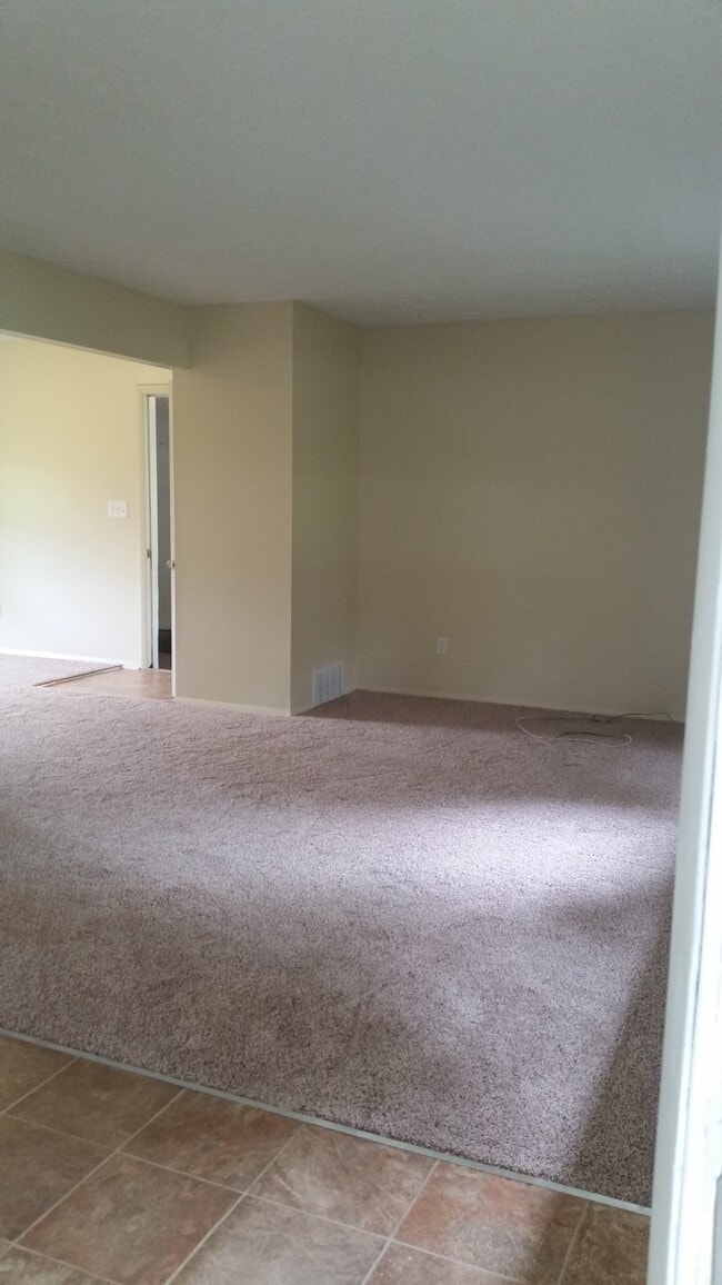 Building Photo - 543 E School St