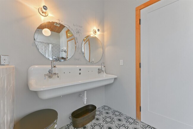 Building Photo - 1614 Avenue K