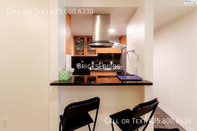 Building Photo - Prime Bellevue Condo, conveniently located...
