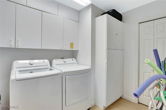 Building Photo - 2420 Hidden Lake Dr