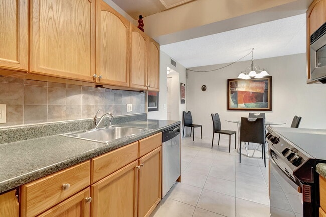 Building Photo - 4050 Cornwall C