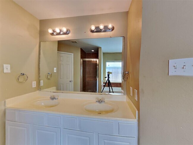 Building Photo - 631 Gateship Dr