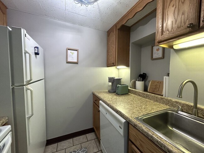 Building Photo - Cedar Lodge-205