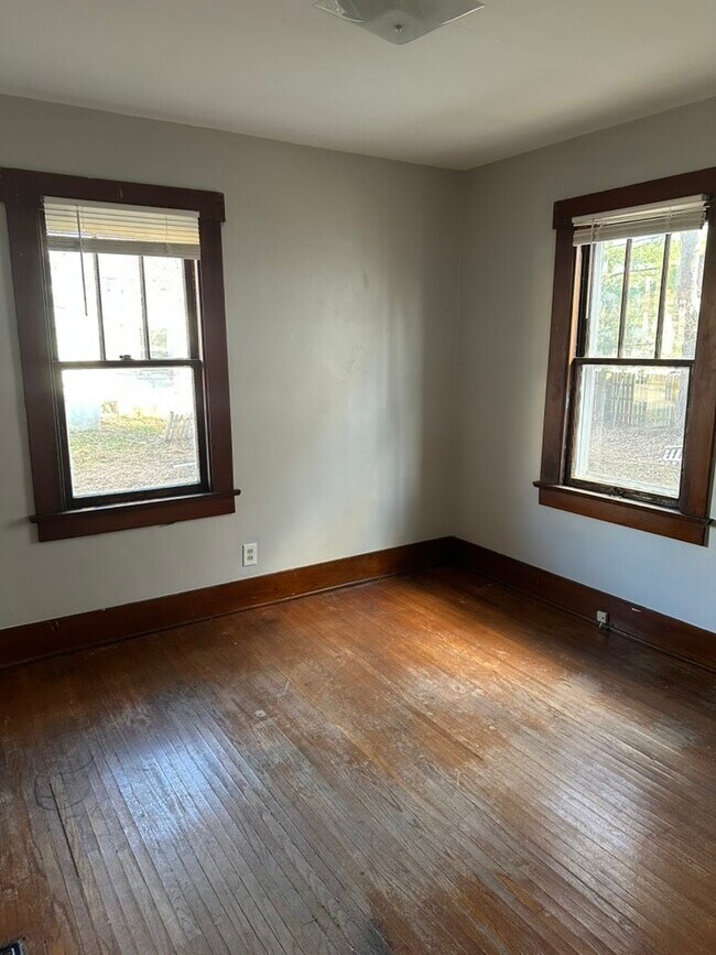 Building Photo - 204 S Linden Ave