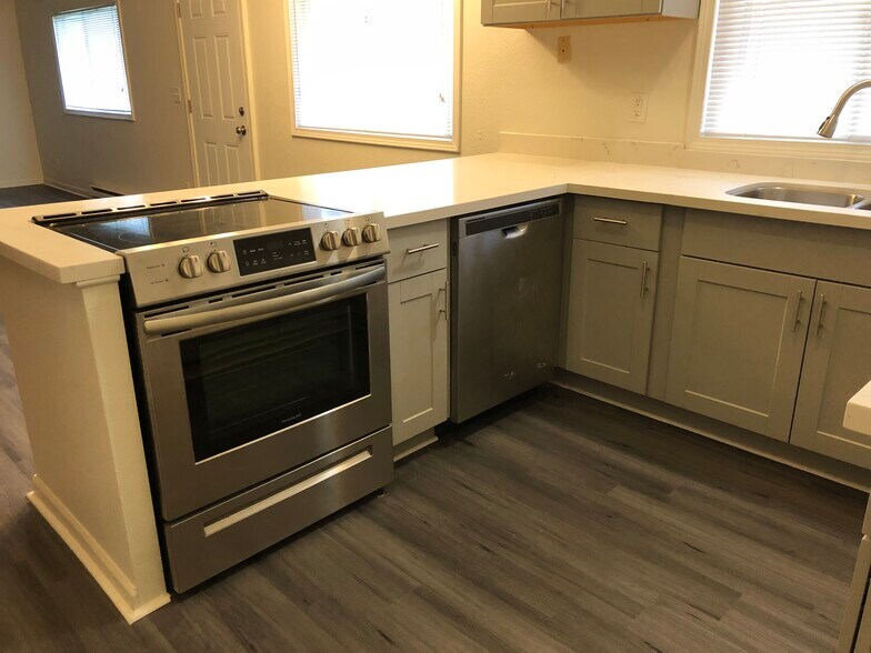 Building Photo - 1114 33rd St SE