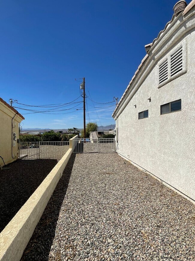 Building Photo - LAKE1335