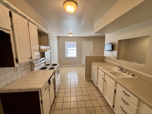 Building Photo - Three Bedroom Home in Tuttle! NEW PHOTOS C...